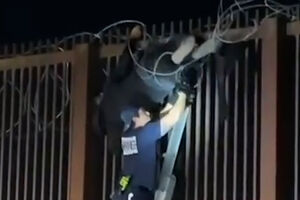 Mulher fica presa no arame farpado ao tentar saltar muro na fronteira do México com os EUA  