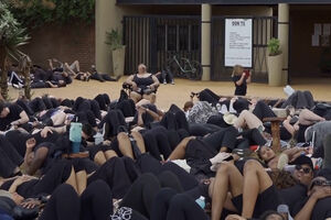 Centenas de mulheres deitam-se no chão para denunciar violência de género antes da cimeira do G20 na África do Sul 