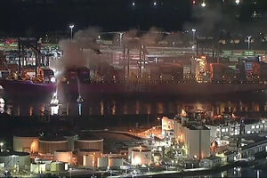 Mais de 100 bombeiros combatem incêndio em navio de contentores no porto de Los Angeles 