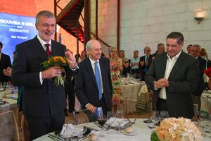 Gouveia e Melo com o seu mandatário, Rui Rio, e o empresário Mário Ferreira, que fez um donativo para a campanha e está a ajudar nos bastidores