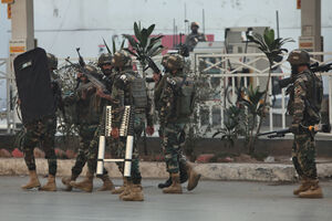 Ataque suicida no Paquistão mata membros das forças de segurança