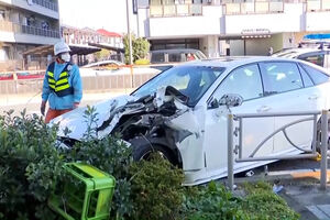 Carro atropela grupo de pessoas em Tóquio 