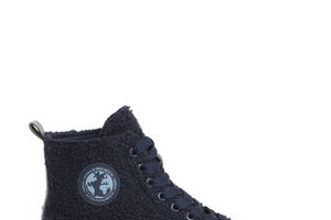 Ténis tendência com pelo no exterior, um dos presentes da Natura para este Natal