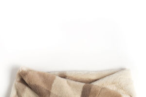 Gola de pelo com padrão axadrezado, ideal para aquecer os dias festivos na Natura