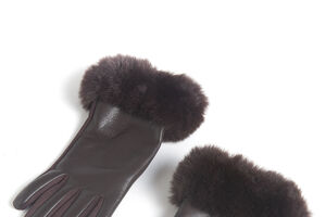 Aqueça o Natal com luvas de couro e pelo da Natura