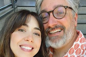 Nuno Markl surge sorridente com a namorada, após susto