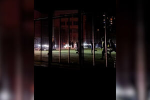 Ucranianos jogam futebol à noite durante apagões