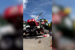 O momento em que árvore de Natal cai sobre trabalhadores no Brasil 