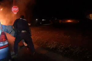 Polícias retiram homem de carro em chamas no Texas segundos antes de o veículo explodir