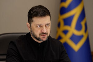 Volodymyr Zelenskyy discursa com a bandeira da Ucrânia ao fundo