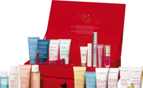 A Clarins oferece um calendário do advento com produtos de beleza para uma rotina completa