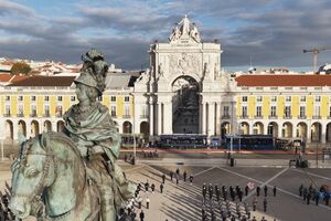 Cerimónias do 25 de Novembro: Imagens de drone mostram desfile militar em Lisboa 