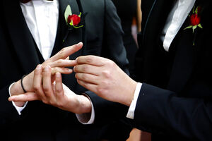 Casal do mesmo sexo celebra casamento, após decisão do Tribunal da UE