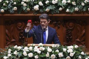 Flores geram polémica: André Ventura retira cravos vermelhos e diz que 'o dia é de rosas brancas'