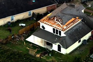 Telhados arrancados e postes caídos: tempestades severas provocam destruição no Texas   