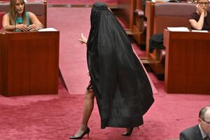 Deputada anti-imigração australiana impedida de entrar no Parlamento por usar burca em protesto