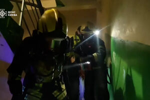 Bombeiros retiram moradores de edifício bombardeado em Kiev   