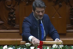 O momento em que André Ventura retira cravos vermelhos e diz que "o dia é de rosas brancas"