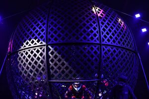 Acrobata morre no 'Globo da Morte' em Itália após colisão durante espetáculo