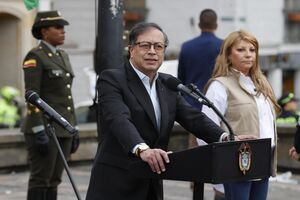 Gustavo Petro recorda que a Venezuela tem muitas reservas de petróleo. 