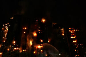 Incêndio de grandes dimensões consome arranha-céus em Hong Kong 