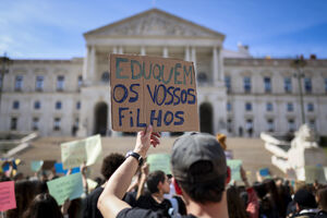 Protestos em frente à Assembleia