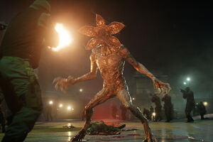 Militares enfrentam um Demogorgon numa cidade em quarentena em 'Stranger Things'.
