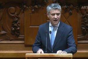 Carneiro: "Não fosse o sentido de responsabilidade do PS e Portugal estaria novamente a mergulhar numa crise política"