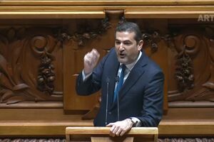 Hugo Soares: "Nas redes sociais não têm o contraditório, mas na casa da democracia o que vale é a verdade"