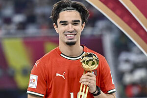 Mateus Mide com o prémio de melhor jogador do Mundial sub-17