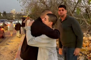 O momento em que adolescente americano libertado de prisão israelita se encontra com o pai   