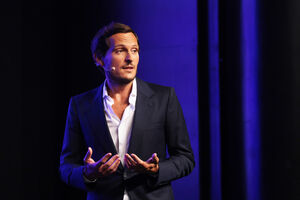 Empresário discursa sobre novo negócio