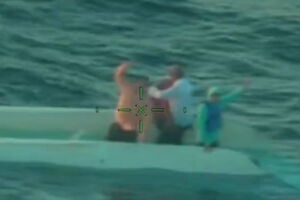 Homem de 90 anos e família resgatados após estarem 20 horas no mar no Golfo do México