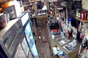 Imagens de videovigilância captam momento em que sismo foi sentido em café no Alasca  