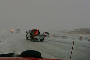 Dois bombeiros e um polícia escapam por pouco de carrinha descontrolada que circulava em estrada gelada nos EUA   
