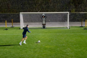 Cristiano Ronaldo desafiado por ex-engenheiro da NASA a enfrentar guarda-redes robô "imbatível"