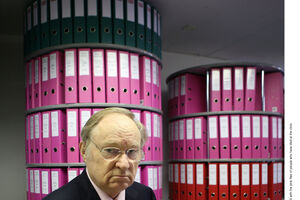 Ludwig Minelli, fundador da Dignitas, com processos de pessoas falecidas na clínica