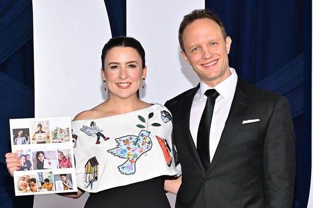 Ms. Rachel usa vestido com desenhos de crianças de Gaza nos prémios Glamour 