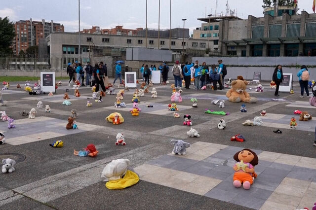 Brinquedos deixados em frente ao Ministério Público colombiano em protesto contra abusos sexuais de crianças 