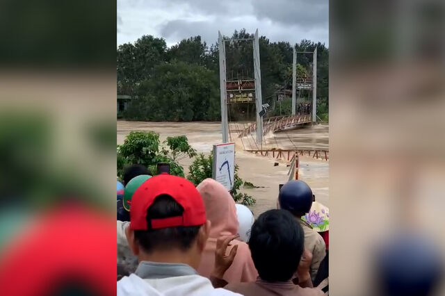 Imagens mostram o momento em que ponte colapsa e é arrastada pelas cheias no Vietname 