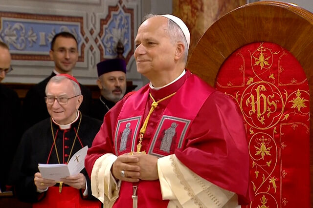 Papa Leão XIV aplaudido durante visita a catedral em Istambul  