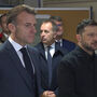 Zelensky e Macron visitam a sede da Coligação de Voluntários após assinarem declaração para a compra de caças 