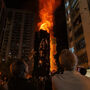 Novas imagens mostram incêndio violento em complexo de arranha-céus em Hong Kong  