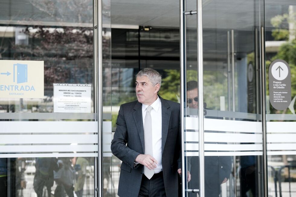 José Sócrates à saída do tribunal