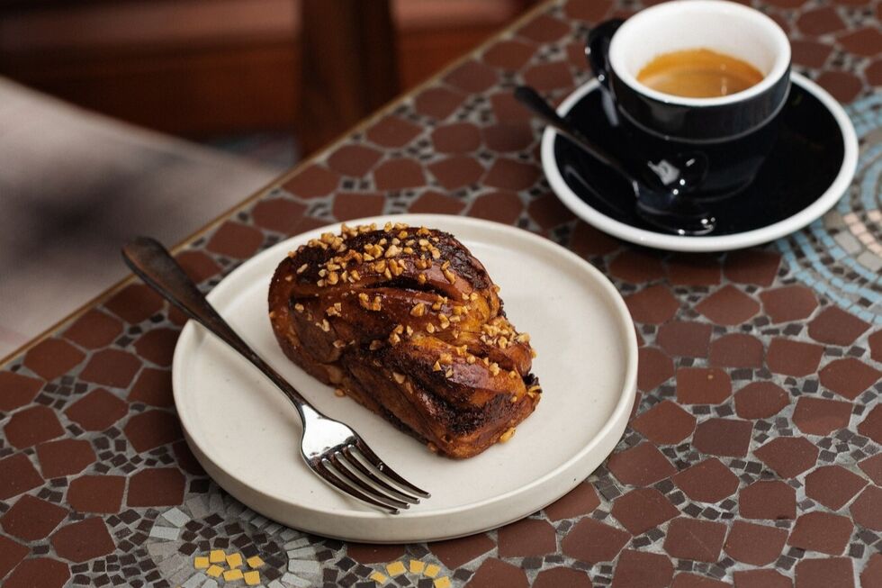 A nova carta da Pastelaria do Bairro Alto Hotel, já disponível, traz novidades como este enrolado de chocolate e amêndoa (€3,50)