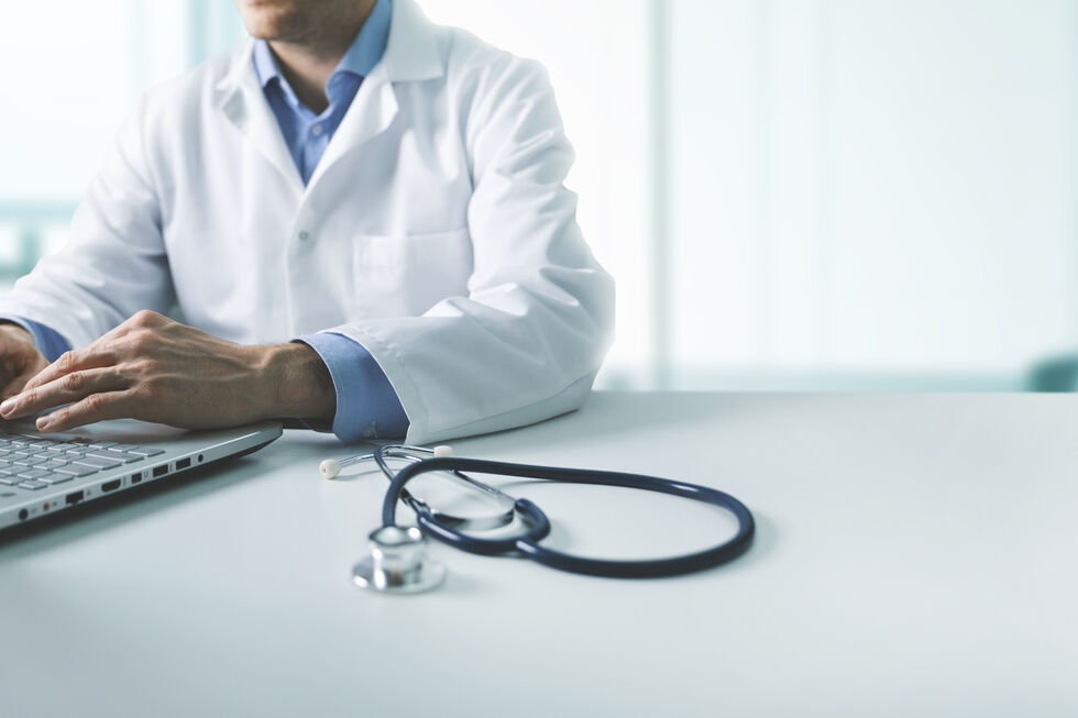 Governo mantém mudanças para médicos tarefeiros no SNS, visando minimizar diferenças salariais