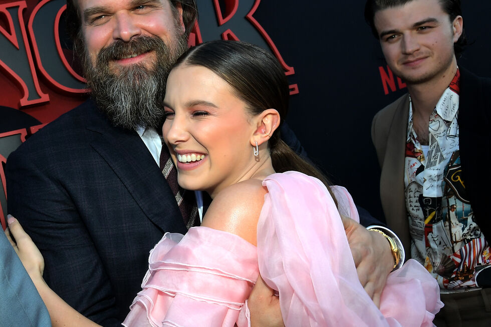Millie Bobby Brown e David Harbour envolvidos em polémica sobre alegado assédio em Stranger Things