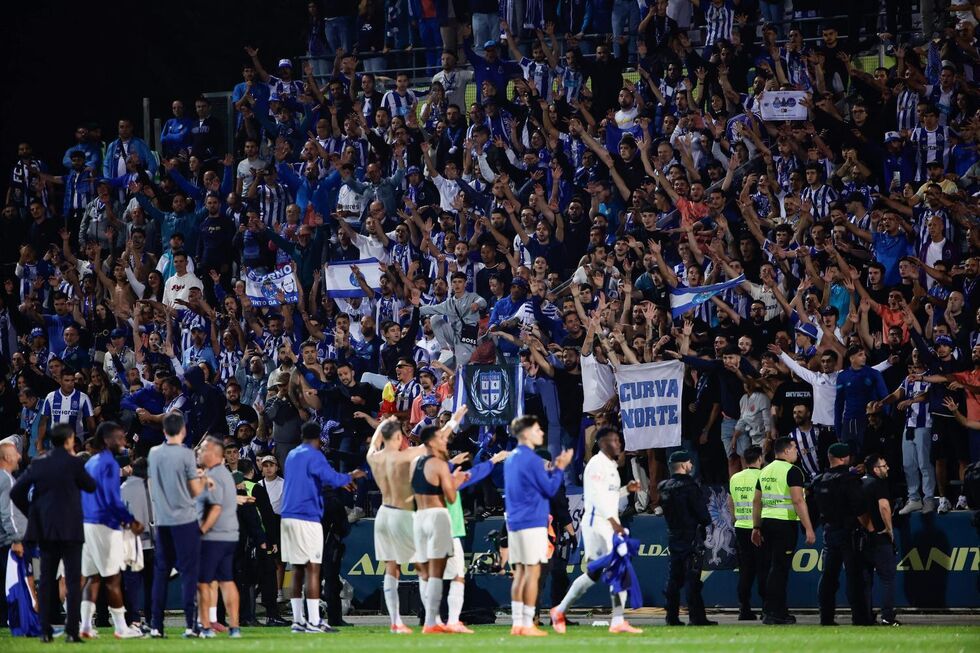 Adeptos do FC Porto apoiam a equipa no Estádio do Dragão