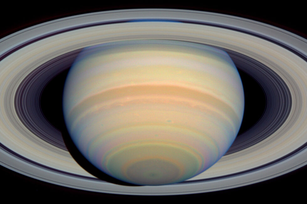 Lua de Saturno tem estabilidade para desenvolvimento de vida, revela estudo da Science Advances