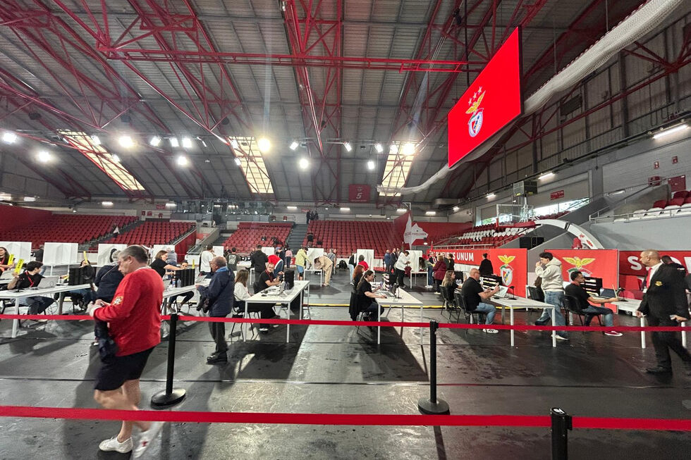 Eleições no Benfica: sócios votam para eleger o presidente no Estádio da Luz